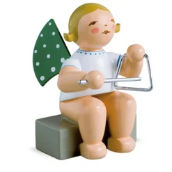 Engel mit Triangel sitzend | A136046