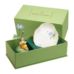 Mädchen mit Lederblümchen auf Hügel mit Meissen Schale | A141509
